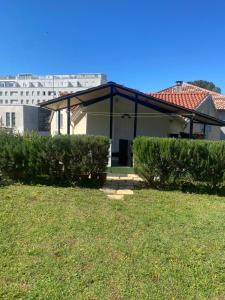 una casa con un pabellón en un patio con arbustos en Apartman Zadar Centar(free parking and wi-fi) en Zadar