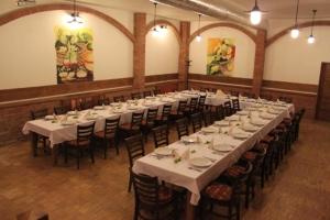 Reštaurácia alebo iné gastronomické zariadenie v ubytovaní Hotel Vinohrad