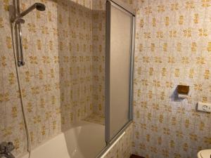 eine Dusche mit Glastür im Bad in der Unterkunft Pension Berta in Waidring