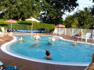 Bazén v ubytování CAMPING LES EMBRUNS 3* nebo v jeho okolí