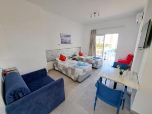 - un salon avec un canapé et une table dans l'établissement Florence Hotel Apartments, à Ayia Napa