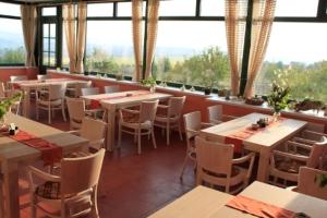 Reštaurácia alebo iné gastronomické zariadenie v ubytovaní Hotel Vinohrad