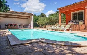una piscina con sillas y una casa en Stunning Home In Bdarieux With Kitchen en Bédarieux