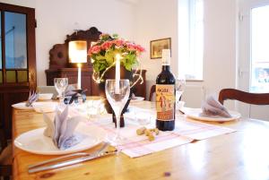 una mesa con una botella de vino y una copa en Hof Klostermann, en Hessisch Oldendorf