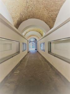 un corridoio vuoto in un edificio con soffitto di Anais Luxury Apartment - Catania Centro a Catania