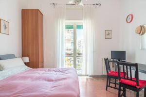 ナポリにあるVilla Italia al Vomeroのベッドルーム1室(ベッド1台、椅子2脚、窓付)