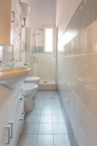 ナポリにあるVilla Italia al Vomeroの白いバスルーム(洗面台、トイレ付)