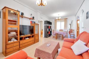 - un salon avec un canapé et une télévision dans l'établissement Casa Mario, à Puerto Marino
