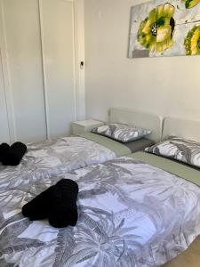 duas camas sentadas uma ao lado da outra num quarto em Apartamento Agua Rosa em Torrevieja