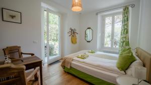 Un dormitorio con una cama grande y una ventana en Villa Monte Bianco en Mandello del Lario