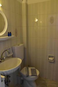 Koupelna v ubytování Leonidas Hotel + 37 fotografií