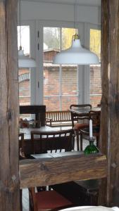 ヴェッチャウにあるPension Kchischowkaのテーブルと椅子、ペンダントライト2つが備わる部屋