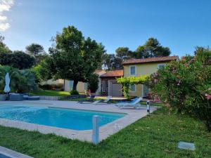 a house with a swimming pool in a yard at Maison Campagne Petite Mère in Cabriès