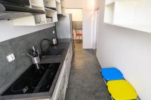 cocina pequeña con fregadero y fogones en MRU Rooms, en Racibórz