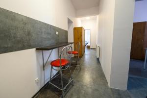 un pasillo con dos taburetes y un mostrador en una habitación en MRU Rooms, en Racibórz