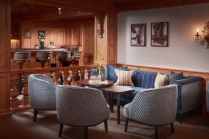 un soggiorno con un divano, un tavolo e delle sedie di Hotel Auenhof a Lech am Arlberg