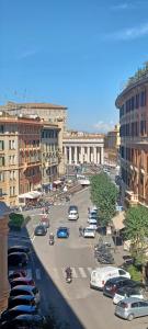 una strada cittadina con auto parcheggiate in un parcheggio di Vatican View Rooms a Roma