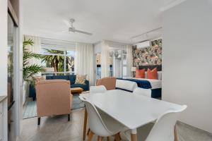 ケープタウンにあるCascades Apartments by Proprのリビングルーム(ベッド1台、テーブル、椅子付)