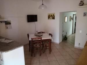 eine Küche und ein Esszimmer mit einem Tisch und Stühlen in der Unterkunft Piccione Marittimo Casa Vacanze in Livorno