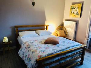 een slaapkamer met een bed met een kussen erop bij Chez Kahina ancien hôtel Robert in Giat