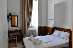 Postel nebo postele na pokoji v ubytování Leonidas Hotel