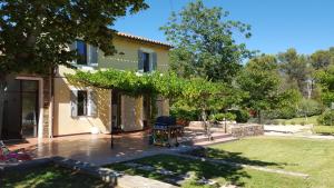 a house with a wheelchair in the yard at Maison Campagne Petite Mère in Cabriès