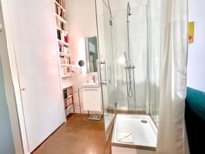 een badkamer met een douche en een glazen douchecabine bij ApartHotel Riviera - Grimaldi Coeur de Ville - Large Studio AC with bigger South Terrace - Hyper Centre - 5mn plage- TERRASSE ESPRIT in Nice