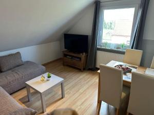 uma sala de estar com um sofá e uma mesa em Ferienwohnung Freitag em Gammendorf