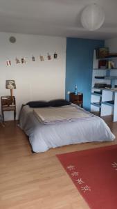 1 dormitorio con cama y alfombra roja en GUEST HOUSE groupe et Famille en Paimbœuf