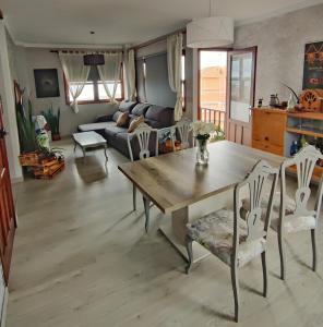 uma sala de estar com uma mesa de madeira e cadeiras em Vivienda Balcón al amanecer em Santa Cruz de la Palma
