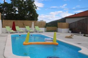 Bazén v ubytování Villa with swimming pool and game room nebo v jeho okolí