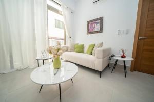een woonkamer met een bank en een tafel bij Luxury Apt Ibr Naco 1br Poolgym in Santo Domingo