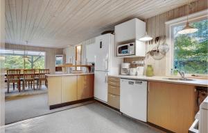 Kuchyň nebo kuchyňský kout v ubytování Stunning Home In Glesborg With Kitchen