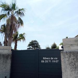 een zwarte poort met een bord dat achteruit het gebruik leest bij Rêves de vie Studio Morgiou avec terrasse et parking privé in Cassis