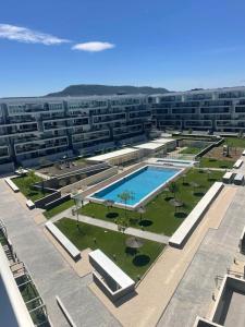 een groot gebouw met een zwembad op een binnenplaats bij Apartamento Cervantino in Alcalá de Henares