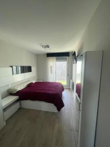 Schlafzimmer mit einem Bett und einer Glasschiebetür in der Unterkunft Apartamento Cervantino in Alcalá de Henares
