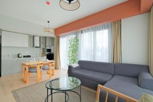 伊斯坦堡的住宿－Roya Nova Residence by NewInn，客厅配有沙发和桌子