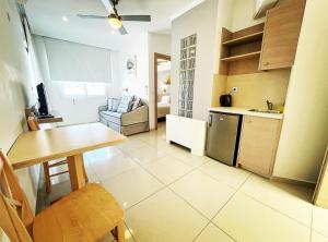 Een keuken of kitchenette bij Pal Beach