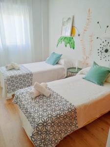 ムルシアにあるApartamento Limon Murciaのベッド2台とテーブルが備わる客室です。
