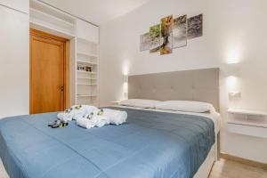 a bedroom with two stuffed animals on a blue bed at Frezza's Holidays in Rome