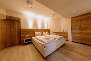 Schlafzimmer mit einem großen Bett und Holzmöbeln in der Unterkunft Bergpension Laasen Perle Rathen in Kurort Rathen