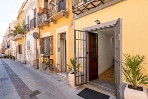 una puerta abierta a un edificio en una calle en A e C Homedesign Stampace en Cagliari