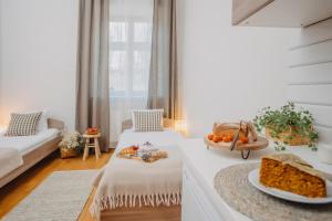 una sala de estar con una mesa con un pastel. en Apartamenty Bukowiec Folwark i Park en Bukowiec