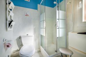 łazienka z toaletą i przeszklonym prysznicem w obiekcie Studio a Nice w Nicei +12 zdjęć