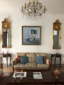 sala de estar con sofá y lámpara de araña en Pátio da Villa - Coruche Boutique Guest House, en Coruche