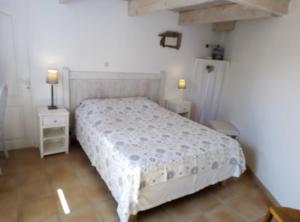 1 dormitorio con 1 cama y 2 mesitas de noche en Les Bois Flottés en Ré en Sainte-Marie-de-Ré