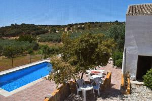 Bazén v ubytování Gîte rural 100 % authentique (8 pers) avec piscine nebo v jeho okolí