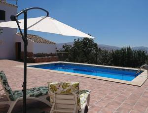 Bazén v ubytování Gîte rural 100 % authentique (8 pers) avec piscine nebo v jeho okolí