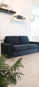 - un canapé bleu dans le salon dans l'établissement La casina di Ale, à Marina di Carrara