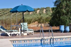 Bazén v ubytování Gîte rural 100 % authentique (8 pers) avec piscine nebo v jeho okolí